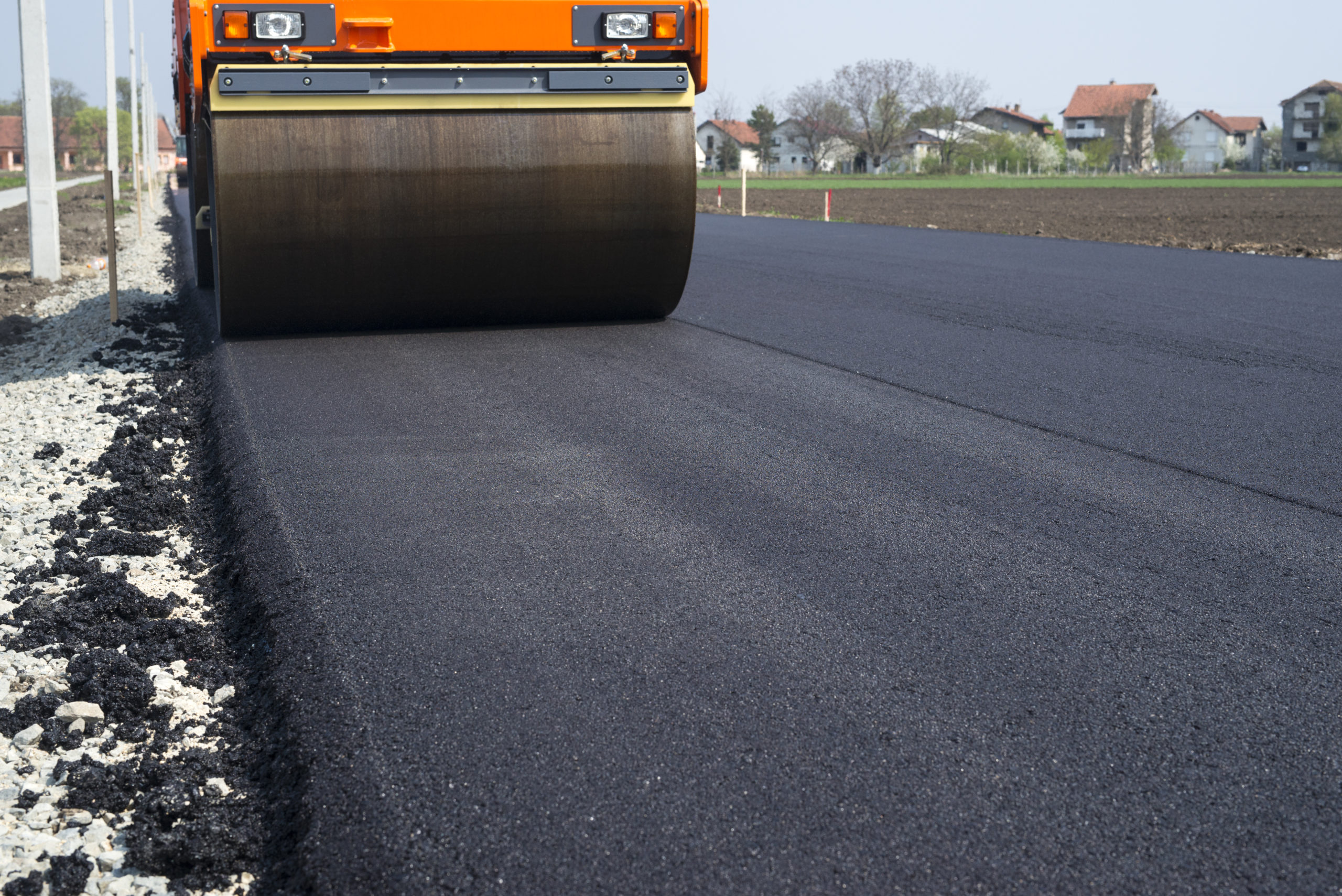Rouleau compresseur sur un chantier de voirie, asphalte frais